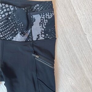 Lululemon Toasty Tech II Leggings Black w Patterned Waist  | SIZE: 4